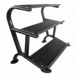 Kolmerealine riiul hantlite hoidmiseks